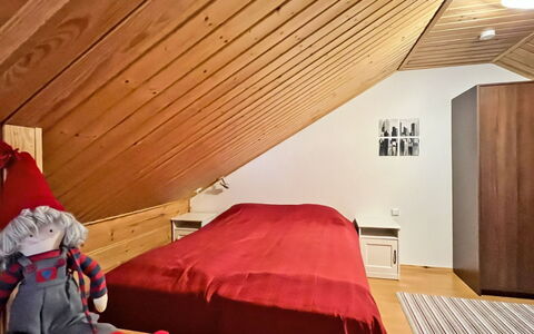 Ylläsriekko Itätupa: Roof, Home, Siding, Cottage, Yard, Hardwood, Design, Garden Buildings, Wood Stain, Farmhouse