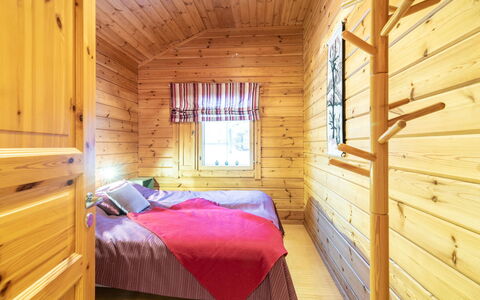 Lomaylläs H105 Pistopolku 2A: Waterway, Bank, Watercourse, Lake, Cottage, Forest, Channel, Reservoir, Log Cabin