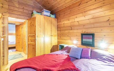 Lomaylläs H105 Pistopolku 2A: Waterway, Bank, Watercourse, Lake, Cottage, Forest, Channel, Reservoir, Log Cabin