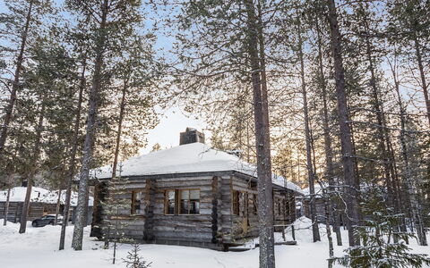 Ylläsparit As. Mustikka: Waterway, Bank, Watercourse, Lake, Cottage, Forest, Channel, Reservoir, Log Cabin