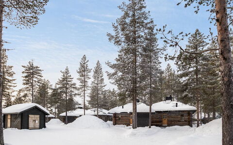 Ylläsparit As. Mustikka: Waterway, Bank, Watercourse, Lake, Cottage, Forest, Channel, Reservoir, Log Cabin