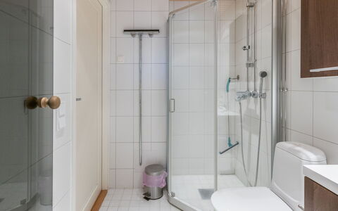 Yllästar 3 As 508: Bathroom, Plumbing Fixture, Flooring, Interior Design, Floor, Bathroom Sink, Sink, Toilet, Shower, Plumbing