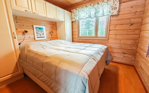 Ylläs-Ropo 5A: Wood, Bedroom, Floor, Flooring, Interior Design, Bed, Bed Sheet, Furniture, Room, Bedding
