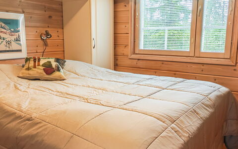 Ylläs-Ropo 5A: Bed, Bedroom, Furniture, Interior Design, Wood, Floor, Flooring, Bed Sheet, Bedding, Room