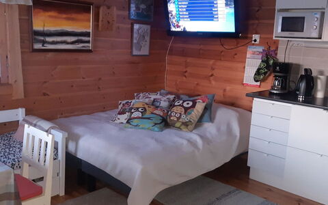 Pikkupöllö: Wood, Furniture, Floor, Flooring, Home, Door, Wood Stain, Bedroom, Hardwood, Log Cabin