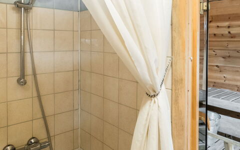 Pikkupöllö: Flooring, Floor, Interior Design, Shower, Bathroom, Plumbing, Plumbing Fixture, Composite Material, Shower Curtain, Shower Head