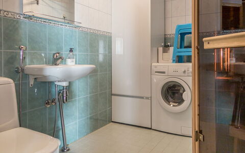 Peiponpesä B: Washing Machine, Interior Design, Flooring, Plumbing Fixture, Floor, Bathroom, Sink, Bathroom Sink, Laundry Room, Clothes Dryer