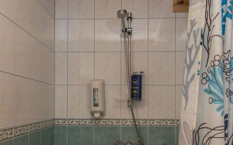 Peiponpesä B: Wall, Plumbing Fixture, Bathroom, Interior Design, Plumbing, Flooring, Tap, Shower Head, Floor, Tile