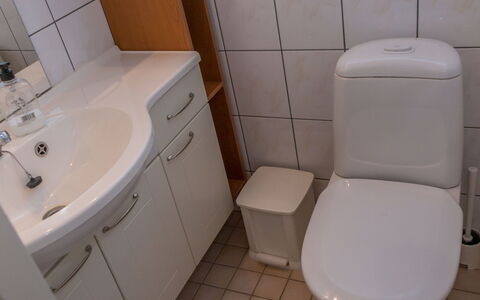 Peiponpesä B: Toilet Seat, Bathroom, Bathroom Sink, Plumbing Fixture, Sink, Toilet, Tap, Interior Design, Flooring, Plumbing