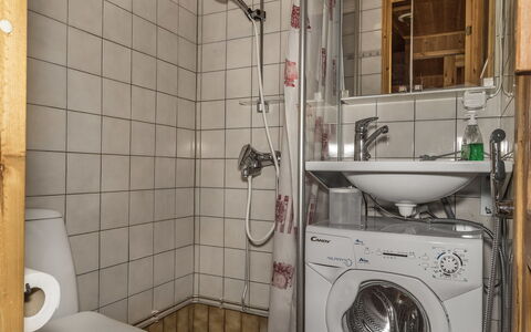 Ylläskarpalo 1 Päätyhuoneisto: Plumbing Fixture, Bathroom, Flooring, Sink, Floor, Bathroom Sink, Interior Design, Toilet, Washing Machine, Tap