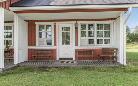 Ylläskarpalo 1 Päätyhuoneisto: Window, Wood, House, Door, Home, Cottage, Roof, Porch, Siding, Hardwood