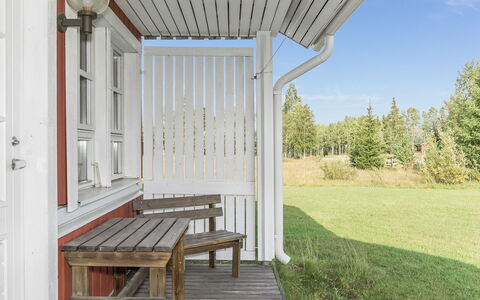 Ylläskarpalo 1 Päätyhuoneisto: Wood, Porch, Home, Siding, Cottage, Shade, Yard, Outdoor Structure, Deck, Backyard