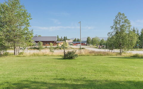 Ylläskarpalo 1 Päätyhuoneisto: Sky, Grass, Tree, Plain, Land Lot, Shrub, Landscape, Public Space, Rural Area