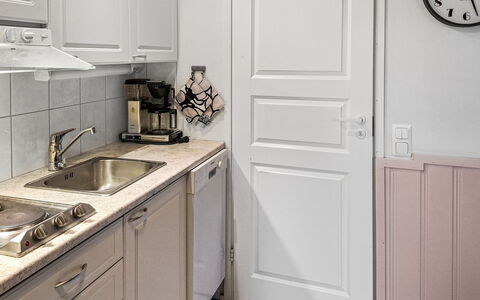 Yllästar 1 As 211 Aamurusko: Wood, Flooring, Cabinetry, Interior Design, Floor, Home, Countertop, Furniture, Room, Door