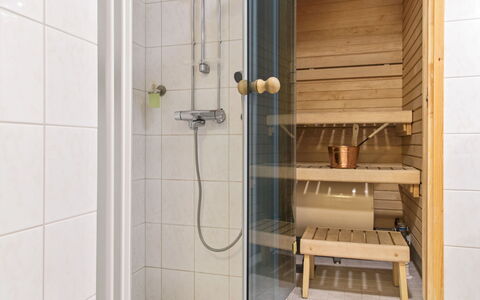 Yllästar 1 As 211 Aamurusko: Flooring, Floor, Wood, Plumbing Fixture, Bathroom, Interior Design, Plumbing, Shower, Toilet, Shower Head
