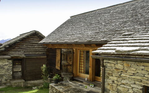 Rustico Cà Dru Lurenz: Property, House, Roof, Cottage, Home, Building, Siding, Real Estate, Rural Area, Log Cabin