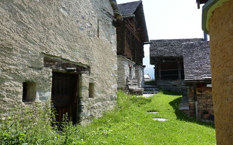 Rustico Cà Dru Lurenz: Property, Building, Ruins, Wall, House, Grass, Rural Area, Fortification, Medieval Architecture, Village