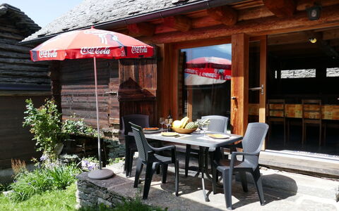 Rustico Cà Dru Lurenz: Building, Property, Table, Restaurant, House, Real Estate, Patio, Room, Furniture