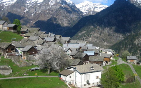 Rustico Cà Dru Lurenz: Water, Sky, Plant, Natural Landscape, Golf Course, Tree, Vegetation, Land Lot, Highland