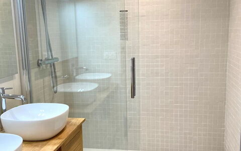 Ker Enclos: Sink, Mirror, Tap, Property, Bathroom Cabinet, Bathroom Sink, Bathroom, Plumbing Fixture, Cabinetry