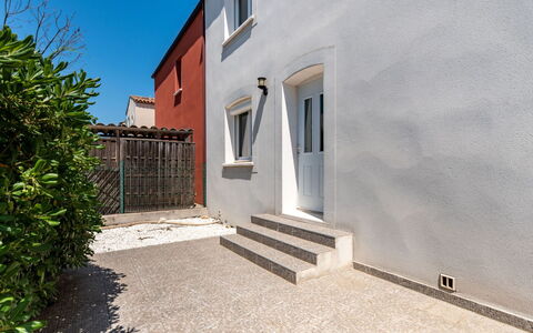 Les Lauriers: Plant, Furniture, Property, Window, Chair, Building, Wood, Lighting, Flowerpot, Architecture
