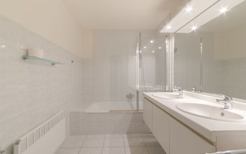Strandhuis with Balcony: Mirror, Building, Sink, Plumbing Fixture, Tap, Bathroom, Bathroom Sink, House, Floor