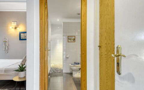 Ave de Paso: Plumbing Fixture, Tap, Building, Bathtub, Plant, Sink, Bathroom, Interior Design, Door