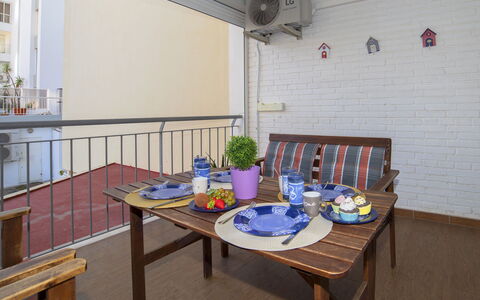Europa i: Table, Furniture, Wood, Interior Design, Building, Flooring, Floor, Real Estate, Hardwood, Outdoor Furniture
