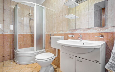 Branko: Brown, Mirror, Sink, Tap, Property, Plumbing Fixture, Photograph, White, Bathroom Sink, Bathroom