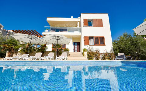 Villa Malu Sun i: Water, Sky, Building, Blue, Plant, Azure, Window, House, Tree, Leisure