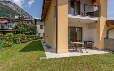 Risi: Plant, Sky, Building, Property, Shade, Cloud, Window, Land Lot, Residential Area, Grass