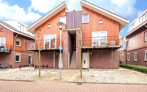 Assum: Cloud, Sky, Window, Wood, Building, Land Lot, Brick, Urban Design, Neighbourhood, Residential Area