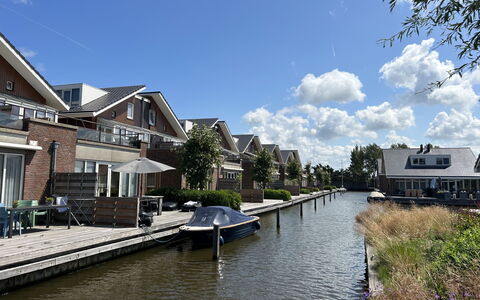 Assum: Water, Sky, Cloud, Building, Plant, House, Tree, Watercourse, Neighbourhood, Bank
