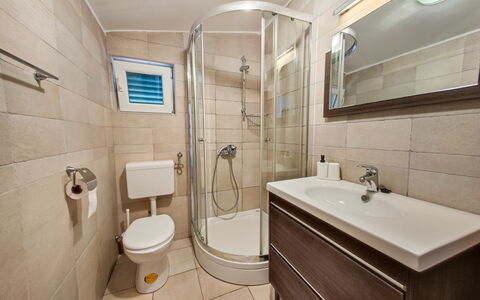 Drago: Mirror, Tap, Plumbing Fixture, Sink, Property, Building, Bathroom Sink, Bathroom, Bathroom Cabinet, Purple
