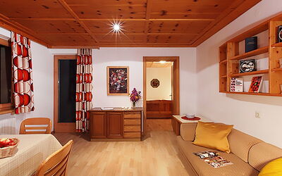 Ainhauser 210.1: Ceiling, Room, Interior Design, Living Room, Building, Property, Furniture, Wall, Home, Floor