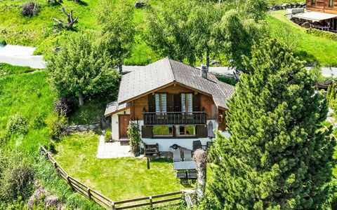 Le Raccard: Plant, Property, Building, Window, Natural Landscape, Vegetation, Land Lot, House, Tree, Grass