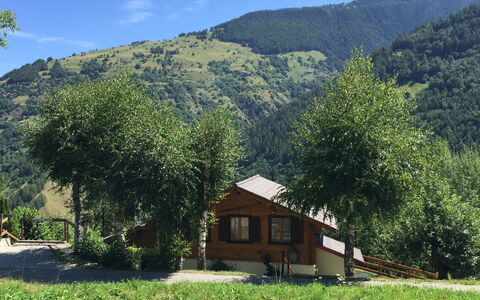 Le Raccard: Property, House, Mountain, Natural Landscape, Wilderness, Tree, Home, Rural Area, Hill Station, Real Estate