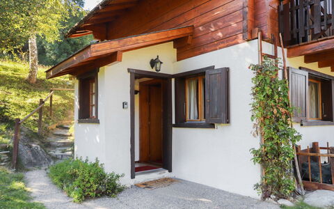 Le Raccard: Plant, Building, Window, Wood, Architecture, Tree, House, Cottage, Residential Area