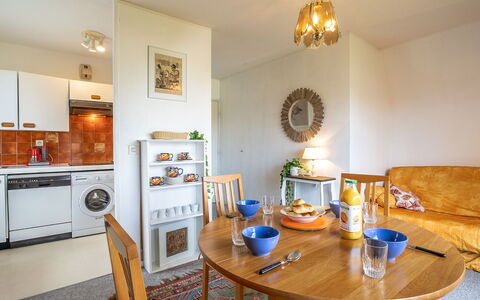 Le Viking: Table, Furniture, Property, Kitchen Appliance, Wood, Picture Frame, Lighting, Gas Stove, Tableware, Orange