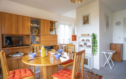 Le Viking: Table, Furniture, Property, Cabinetry, Chair, Shelf, Wood, Lighting, Interior Design, Architecture