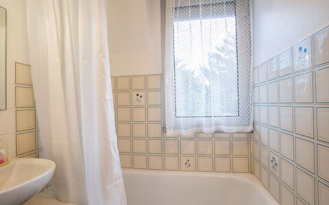 Le Viking: Bathtub, Property, Plumbing Fixture, White, Bathroom, Building, Sink, Interior Design, Lighting