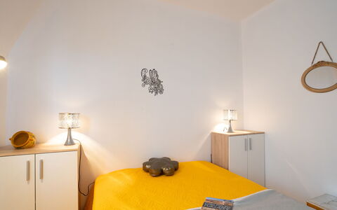 Le Viking: Furniture, Property, Cabinetry, Wood, Comfort, Interior Design, Orange, Bed Frame, Architecture, Floor