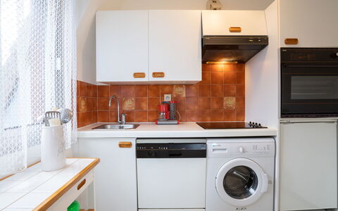 Le Viking: Cabinetry, Property, Furniture, Washing Machine, White, Building, Countertop, Kitchen Appliance, Laundry Room, Kitchen Stove