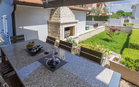 Umag 516: Plant, Interior Design, Urban Design, Flooring, Building, Floor, Grass, Flowerpot, Landscape, Residential Area