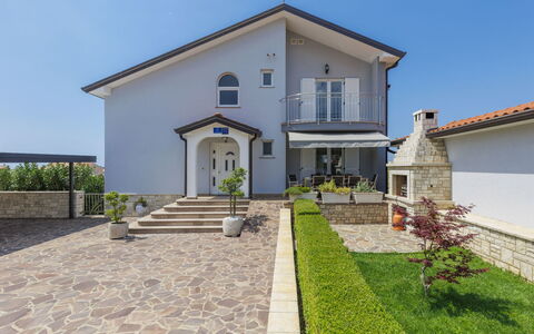 Umag 516: Plant, Building, Property, Sky, House, Land Lot, Window, Door, Road Surface, Cottage