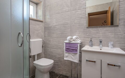 Legović: Mirror, Plumbing Fixture, Sink, Property, Photograph, Tap, Bathroom Sink, Bathroom Cabinet, Bathroom, Purple