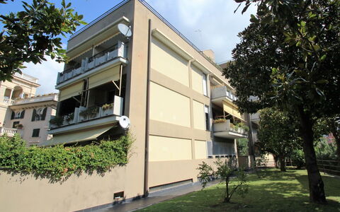 Caterina: Property, Building, Architecture, House, Residential Area, Real Estate, Neighbourhood, Home, Apartment, Mixed-Use