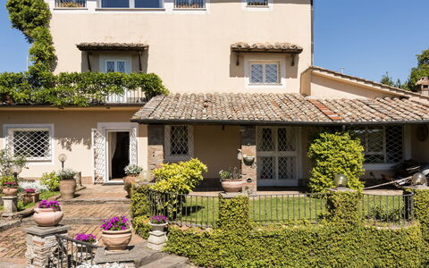 Rocca di Papa 102: Window, House, Home, Residential Area, Shrub, Roof, Door, Cottage, Garden