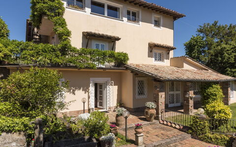 Rocca di Papa 102: Window, House, Residential Area, Home, Shrub, Roof, Door, Cottage, Balcony