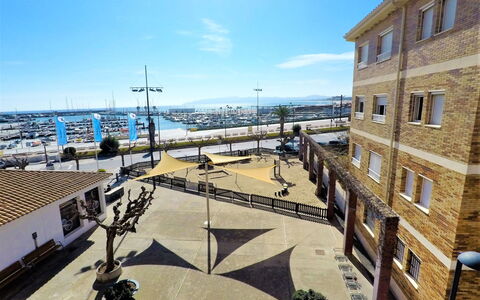 La Platja: Sky, Window, Cloud, Building, Urban Design, Road Surface, Condominium, Facade, Shade, City